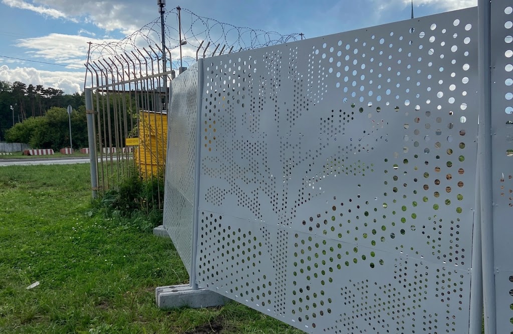 Ограждение из перфорированного металлического листа